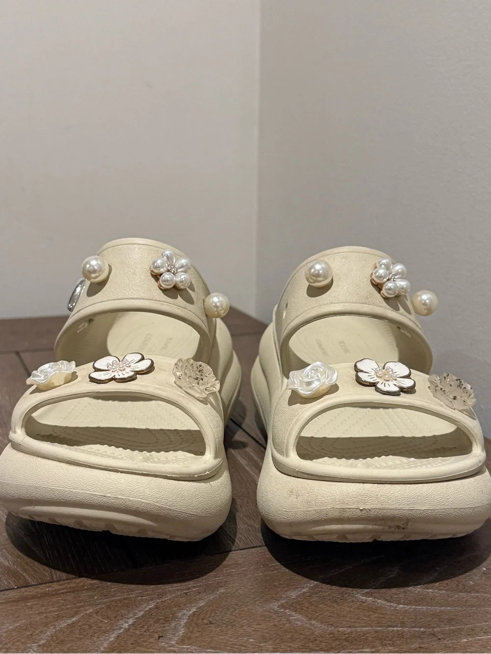 Crocs Mega Crush Platform Sandal Cream Women's Sz 8 flower pearls Jibbits bridal